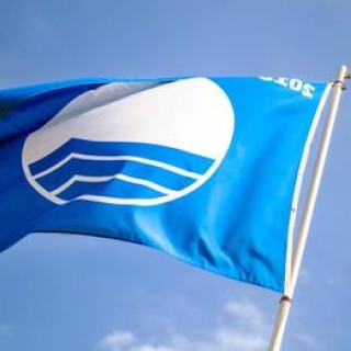 El municipio de Alajeró izó este lunes su 16 Bandera Azul en Playa de Santiago